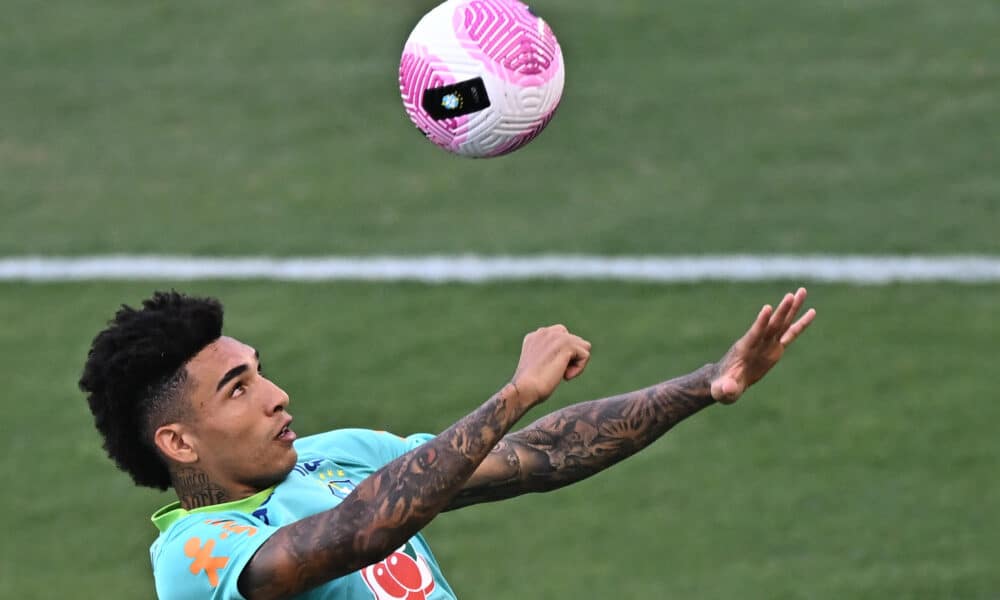 Igor Jesus, de la selección brasileña, entrena en el estadio Valmir Campelo Bezerra, en Brasilia, con miras al juego ante Perú. EFE/ Andre Borges