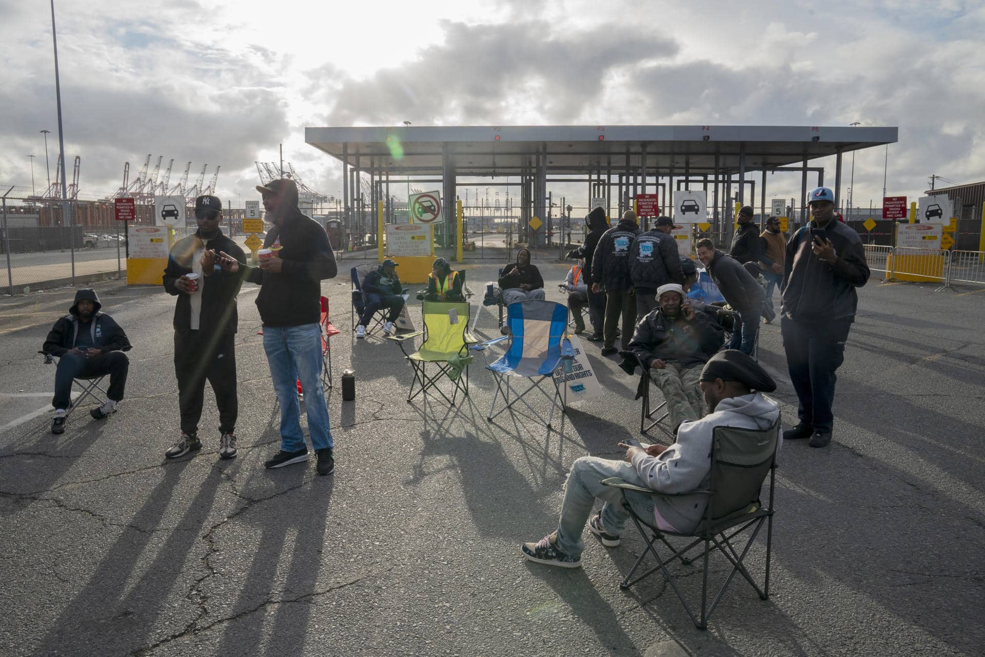 Trabajadores del puerto marítimo de Nueva Jersey, miembros del sindicato International Longshoremen’s Association (ILA), mantienen su huelga en el puerto de Nueva York y Nueva Jersey (EE.UU.). EFE/Ángel Colmenares