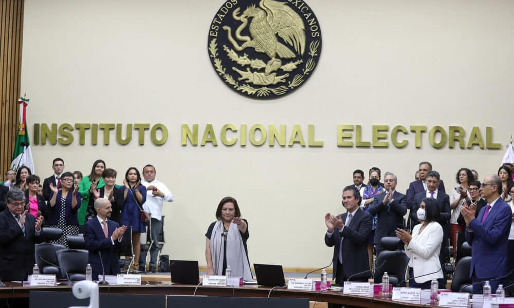 Imagen de archivo de la consejera presidenta del Instituto Nacional Electoral (INE), Guadalupe Taddei (C). EFE/ Isaac Esquivel