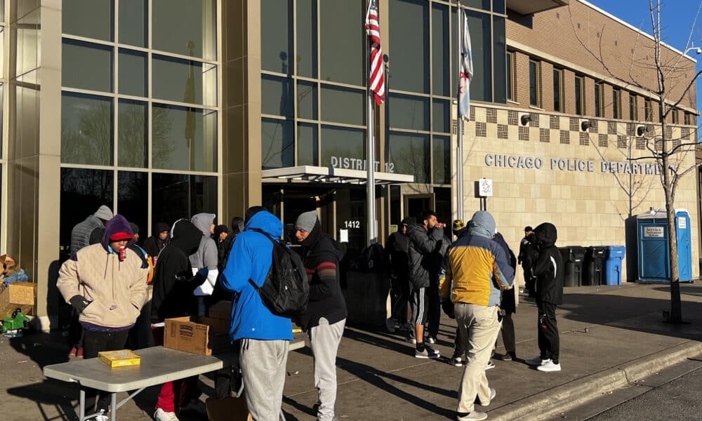 Un grupo de inmigrantes espera en fila para recibir comida de un albergue en la ciudad de Chicago, Illinois (EE.UU.). Archivo. EFE/ Enrique García Fuentes