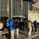 Un grupo de inmigrantes espera en fila para recibir comida de un albergue en la ciudad de Chicago, Illinois (EE.UU.). Archivo. EFE/ Enrique García Fuentes