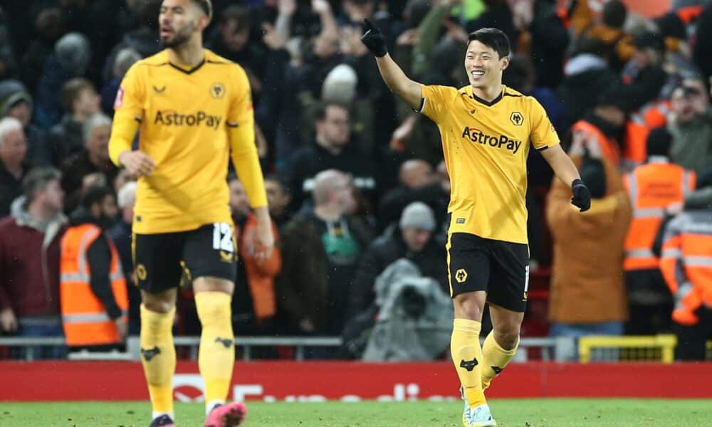 El jugador del Wolverhampton Wanderers, Hwang Hee-Chan (dch). EFE/EPA/ADAM VAUGHAN