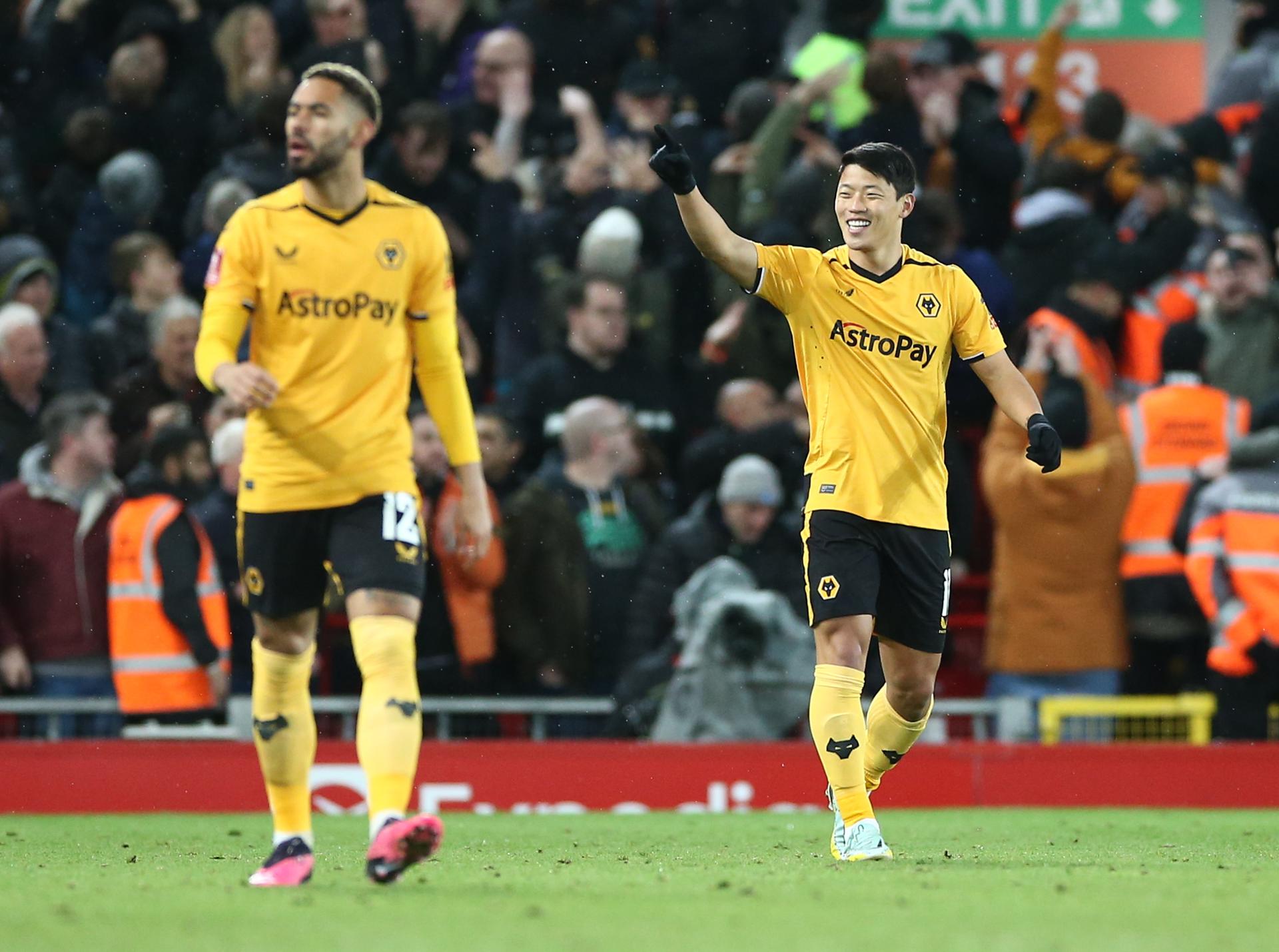 El jugador del Wolverhampton Wanderers, Hwang Hee-Chan (dch). EFE/EPA/ADAM VAUGHAN