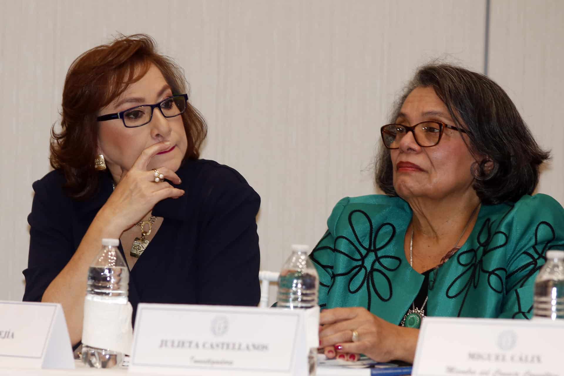 La socióloga hondureña Julieta Castellanos (d) y la periodista hondureña Thelma Mejía (i) participan en un acto este 18 de octubre de 2024, en Tegucigalpa (Honduras). EFE/ Str