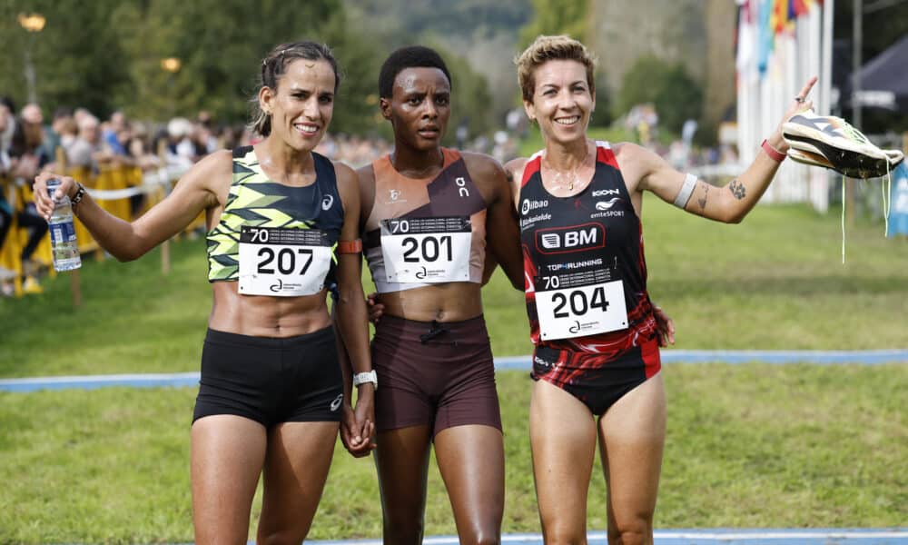 La atleta Francine Nyomukunzi (C) -primera- junto a Majida Maayouf (i) -segunda- y Carolina Robles Campos (d) -tercera en el podio de la Cross internacional Zornotza celebrada en Amorebieta-Etzano. EFE/ Miguel Toña