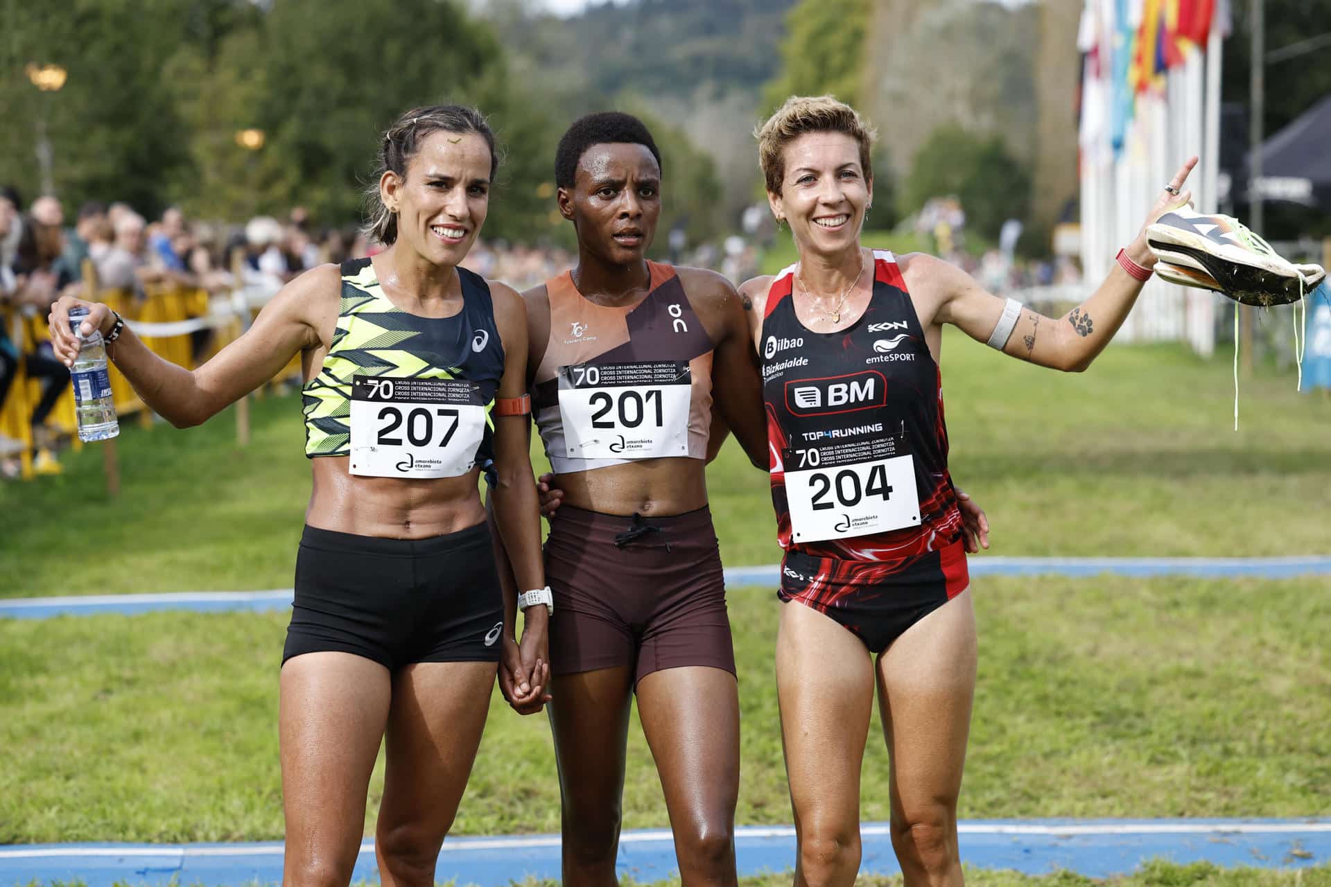 La atleta Francine Nyomukunzi (C) -primera- junto a Majida Maayouf (i) -segunda- y Carolina Robles Campos (d) -tercera en el podio de la Cross internacional Zornotza celebrada en Amorebieta-Etzano. EFE/ Miguel Toña