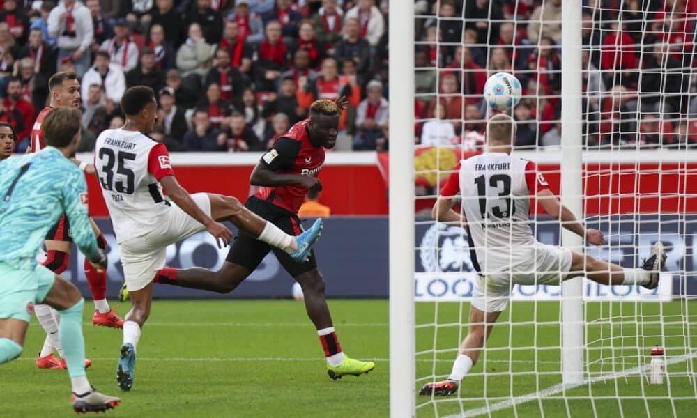 El delantero Victor Boniface, jugador del Leverkusen (C), logra el 2-1 durante el partido de la Bundesliga que han jugado Bayer 04 Leverkuseny Eintracht Frankfurt en Leverkusen, Alemania. EFE/EPA/CHRISTOPHER NEUNDORF