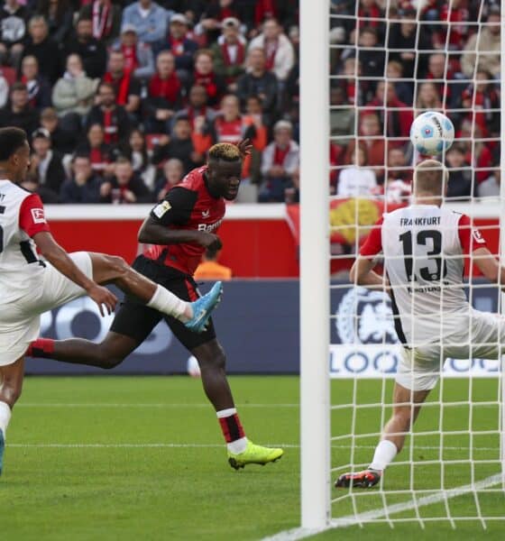 El delantero Victor Boniface, jugador del Leverkusen (C), logra el 2-1 durante el partido de la Bundesliga que han jugado Bayer 04 Leverkuseny Eintracht Frankfurt en Leverkusen, Alemania. EFE/EPA/CHRISTOPHER NEUNDORF