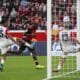 El delantero Victor Boniface, jugador del Leverkusen (C), logra el 2-1 durante el partido de la Bundesliga que han jugado Bayer 04 Leverkuseny Eintracht Frankfurt en Leverkusen, Alemania. EFE/EPA/CHRISTOPHER NEUNDORF