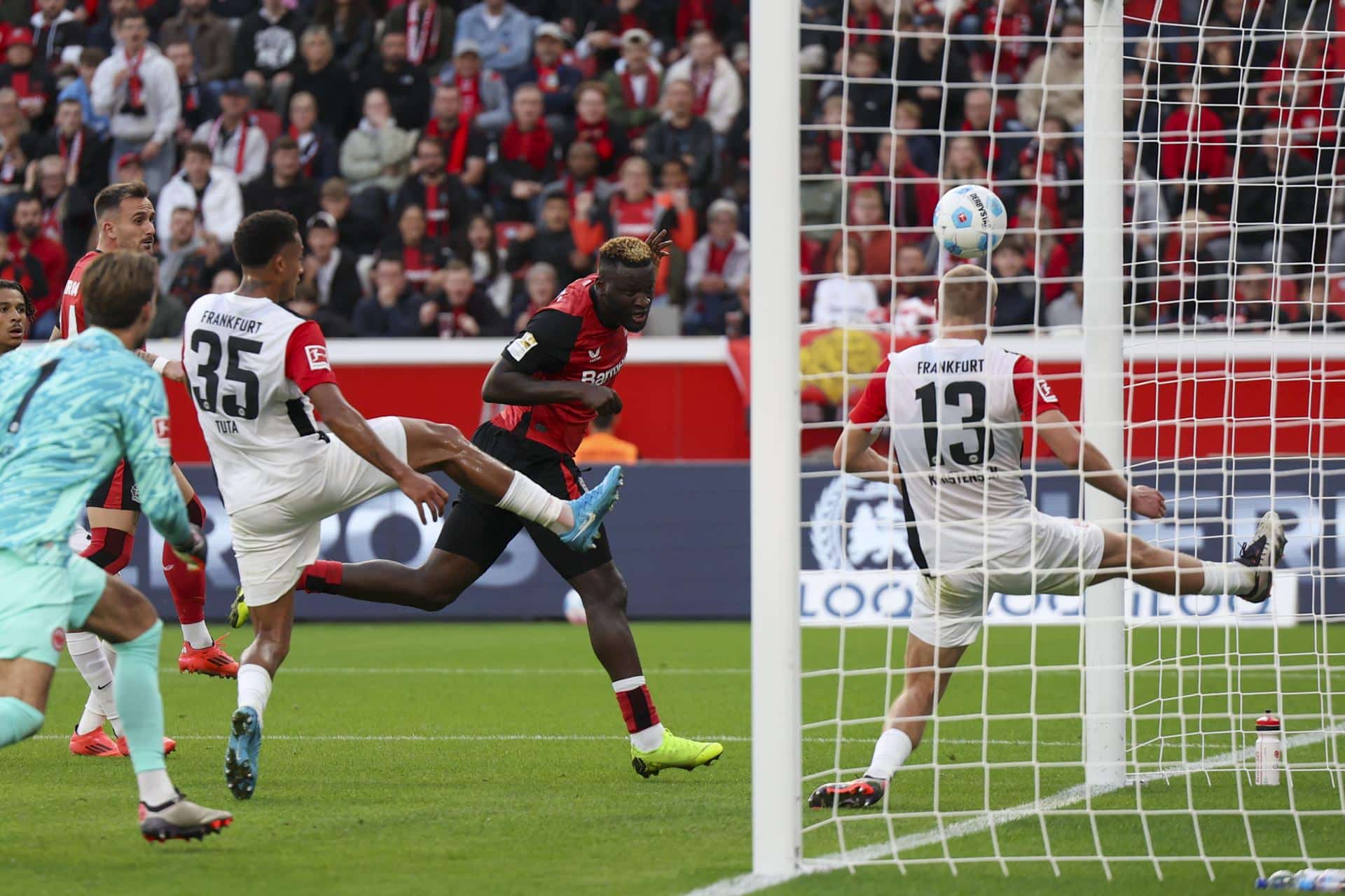 El delantero Victor Boniface, jugador del Leverkusen (C), logra el 2-1 durante el partido de la Bundesliga que han jugado Bayer 04 Leverkuseny Eintracht Frankfurt en Leverkusen, Alemania. EFE/EPA/CHRISTOPHER NEUNDORF