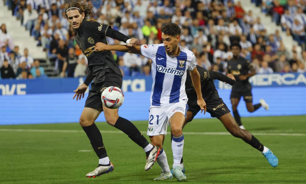 Roberto López controla el balón ante Yarek. EFE / Sergio Pérez.