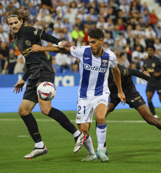 Roberto López controla el balón ante Yarek. EFE / Sergio Pérez.