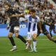 Roberto López controla el balón ante Yarek. EFE / Sergio Pérez.