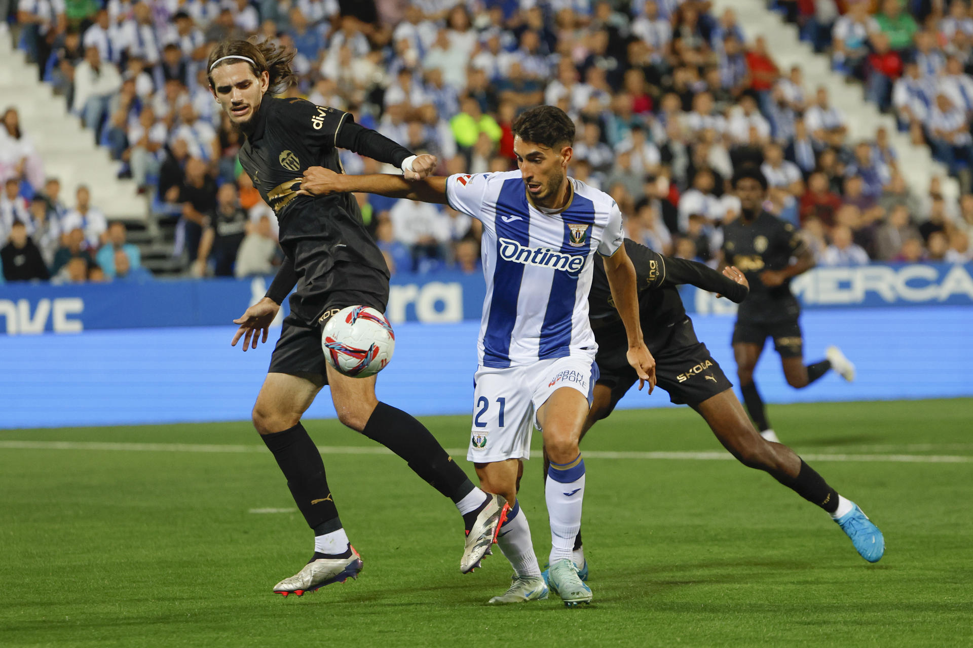 Roberto López controla el balón ante Yarek. EFE / Sergio Pérez.