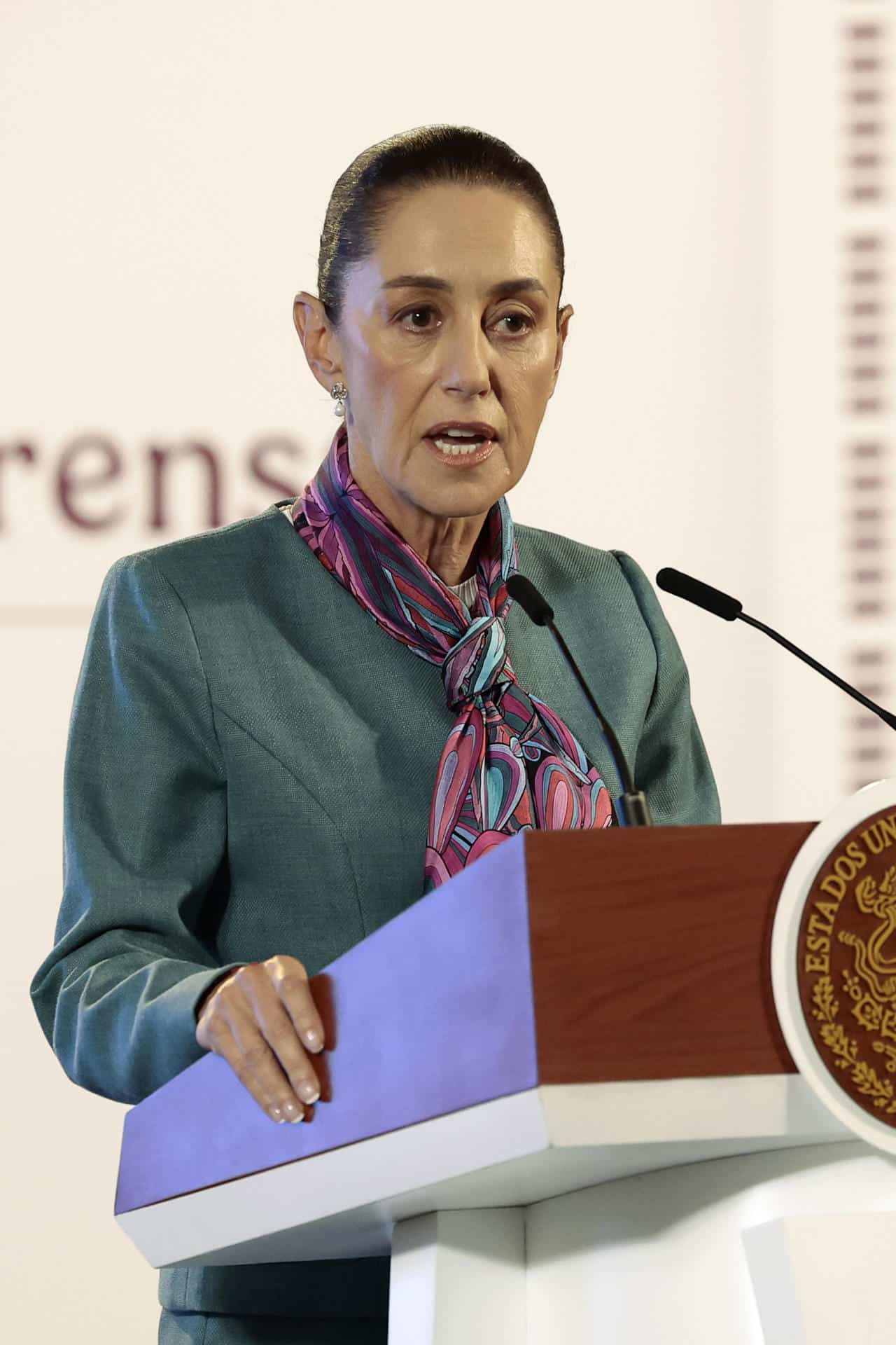 La presidenta de México, Claudia Sheinbaum, participa este martes en una rueda de prensa matutina en Palacio Nacional de la Ciudad de México (México). EFE/ José Méndez