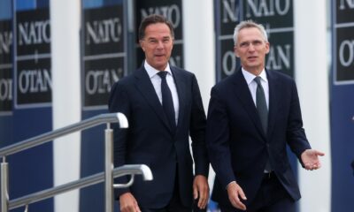 El nuevo secretario general de la OTAN, Mark Rutte (izq), junto a Jens Stoltenberg, quien se despidió este martes del cargo después de diez años, en la sede de la Alianza en Bruselas, Bélgica, el 1 de octubre de 2024. EFE/EPA/OLIVIER HOSLET