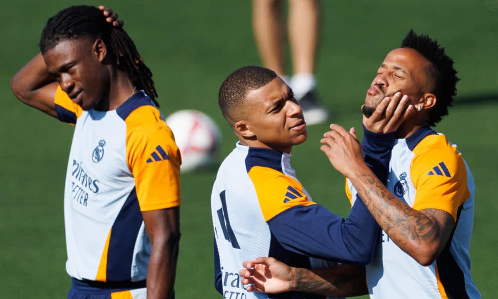 Los jugadores del Real Madrid, Kylian Mbappe (c), Eder Militrao (d) y Edurado Camavinga (i) durante el entrenamiento que el conjunto ha llevado a cabo este viernes en la Ciudad Deportiva de Valdebebas, previo al partido de La Liga que disputarán mañana, ante el Villarreal. EFE/Sergio Pérez