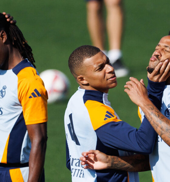 Los jugadores del Real Madrid, Kylian Mbappe (c), Eder Militrao (d) y Edurado Camavinga (i) durante el entrenamiento que el conjunto ha llevado a cabo este viernes en la Ciudad Deportiva de Valdebebas, previo al partido de La Liga que disputarán mañana, ante el Villarreal. EFE/Sergio Pérez