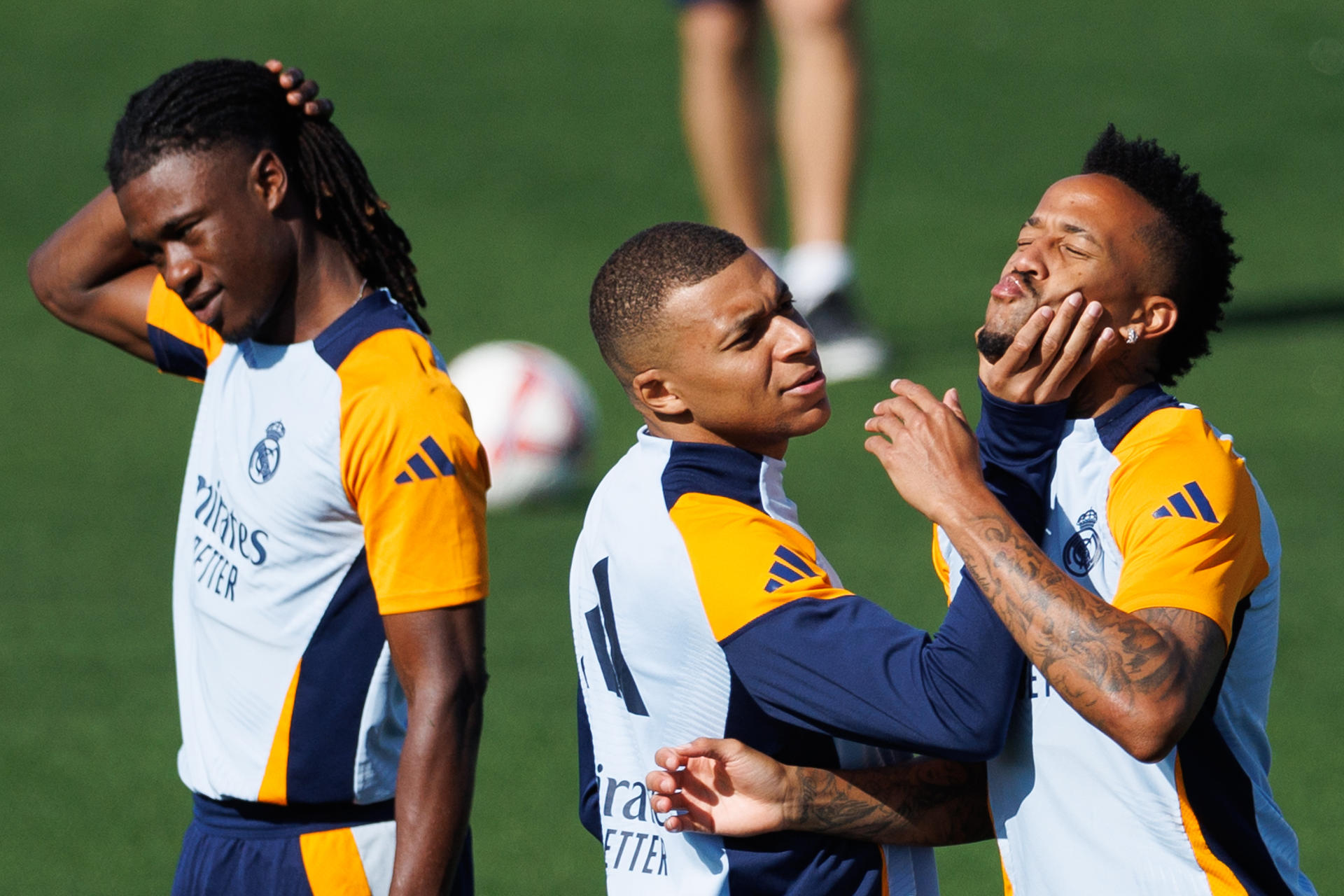 Los jugadores del Real Madrid, Kylian Mbappe (c), Eder Militrao (d) y Edurado Camavinga (i) durante el entrenamiento que el conjunto ha llevado a cabo este viernes en la Ciudad Deportiva de Valdebebas, previo al partido de La Liga que disputarán mañana, ante el Villarreal. EFE/Sergio Pérez