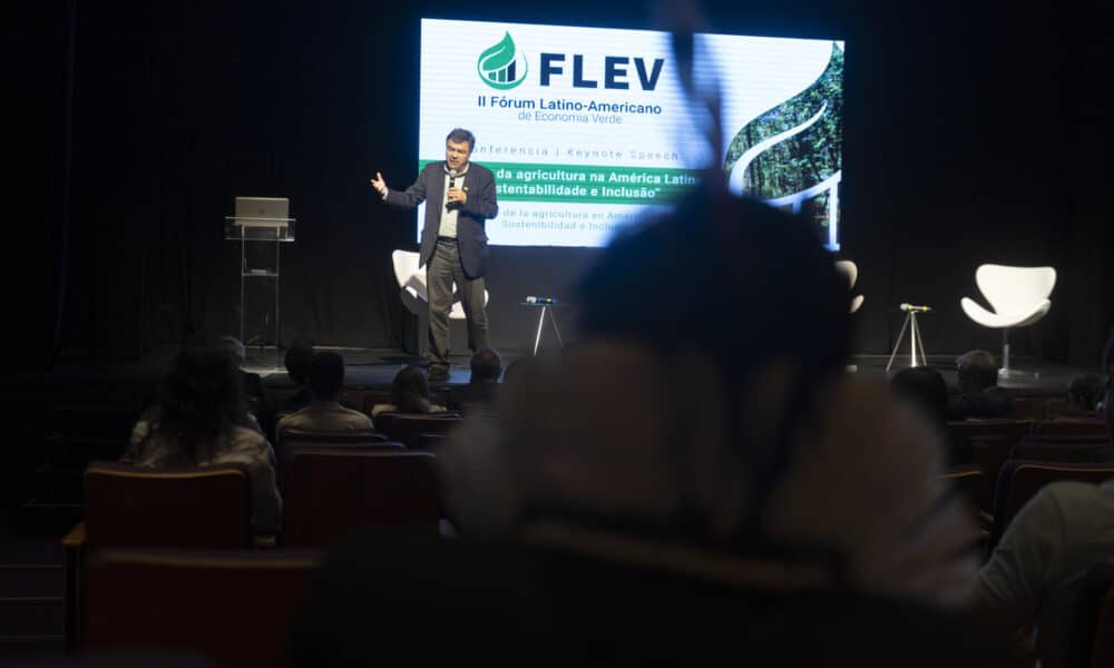 El ministro de Agricultura de Chile, Esteban Valenzuela, habla durante la apertura del II Foro Latinoamericano de Economía Verde este martes, en la ciudad de São Paulo (Brasil). EFE/ Isaac Fontana