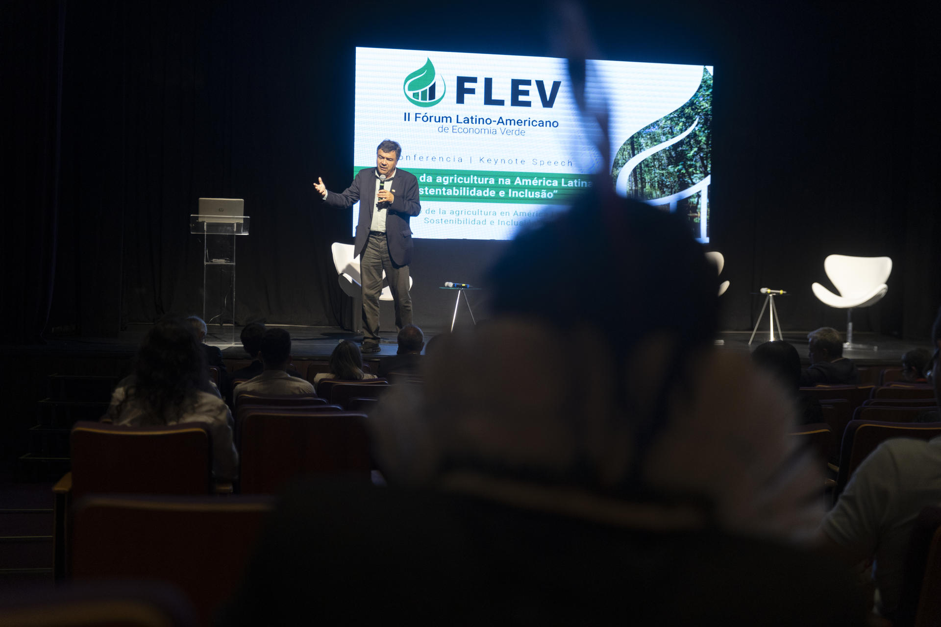 El ministro de Agricultura de Chile, Esteban Valenzuela, habla durante la apertura del II Foro Latinoamericano de Economía Verde este martes, en la ciudad de São Paulo (Brasil). EFE/ Isaac Fontana