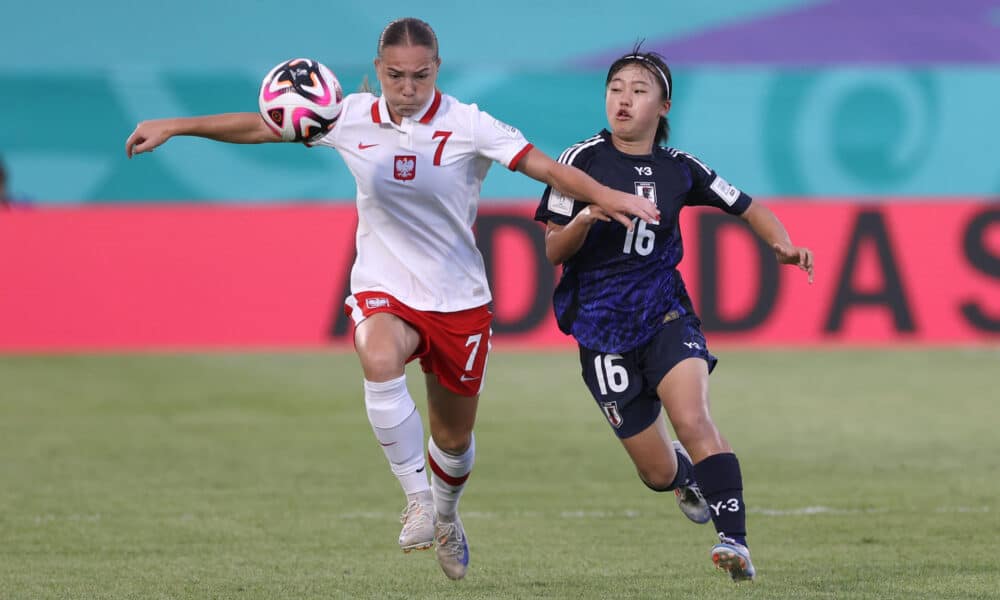 Noa Fukushima (d) de Japón disputa el balón con Krystyna Flis de Polonia. EFE/Orlando Barría