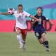 Noa Fukushima (d) de Japón disputa el balón con Krystyna Flis de Polonia. EFE/Orlando Barría