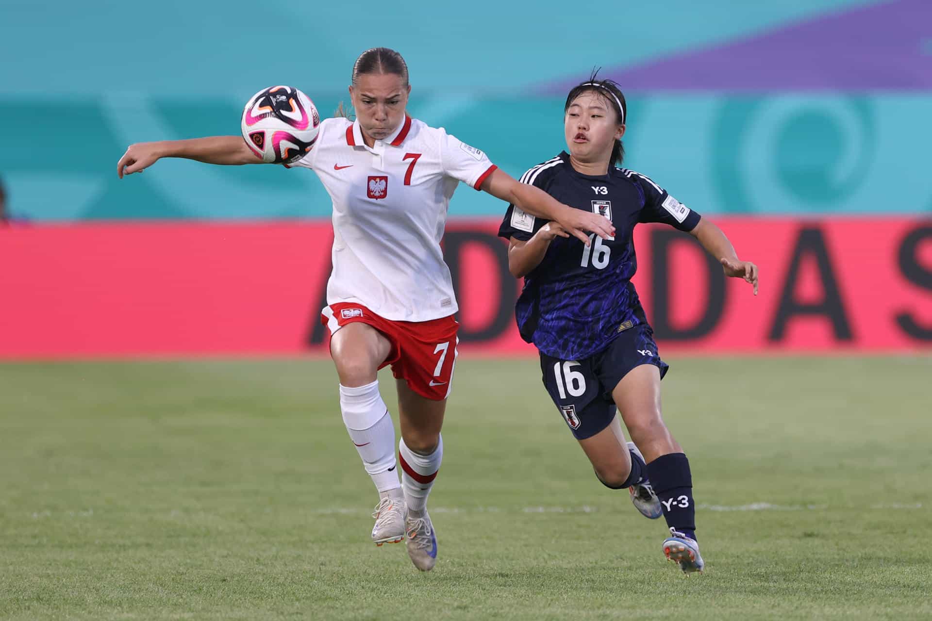 Noa Fukushima (d) de Japón disputa el balón con Krystyna Flis de Polonia. EFE/Orlando Barría