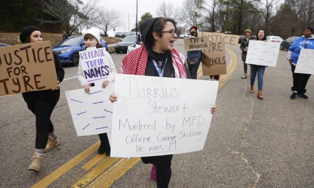 Fotografía de archivo de manifestantes afuera de la estación Ridgeway del Departamento de Policía de Memphis dos días después de la publicación de un video que muestra el encuentro a principios de este mes entre Tyre Nichols, de 29 años, y cinco oficiales de policía de Memphis que resultó en la paliza de Nichols y su posterior muerte, en Memphis, Tennessee, EE. UU., 29 de enero de 2023. EFE/EPA/Tannen Maury