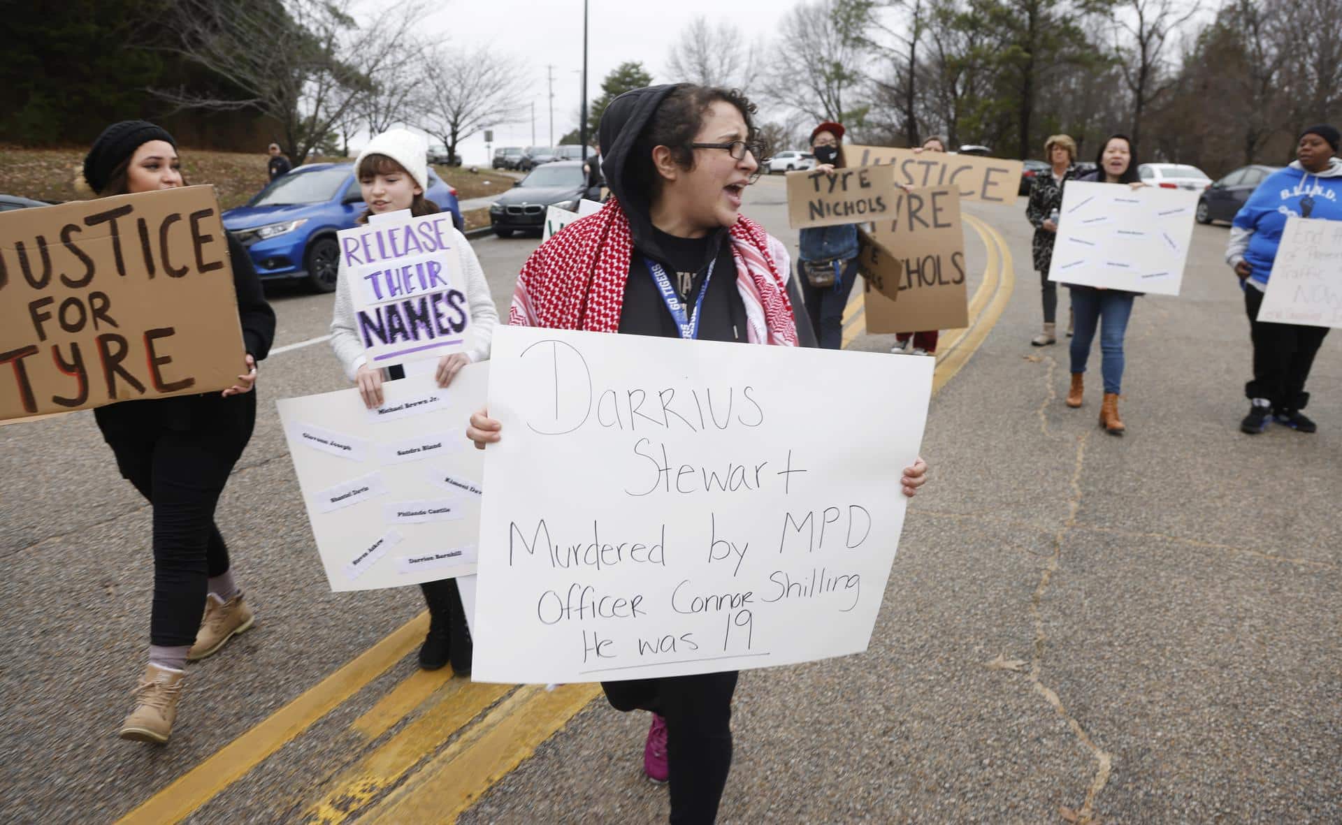 Fotografía de archivo de manifestantes afuera de la estación Ridgeway del Departamento de Policía de Memphis dos días después de la publicación de un video que muestra el encuentro a principios de este mes entre Tyre Nichols, de 29 años, y cinco oficiales de policía de Memphis que resultó en la paliza de Nichols y su posterior muerte, en Memphis, Tennessee, EE. UU., 29 de enero de 2023. EFE/EPA/Tannen Maury