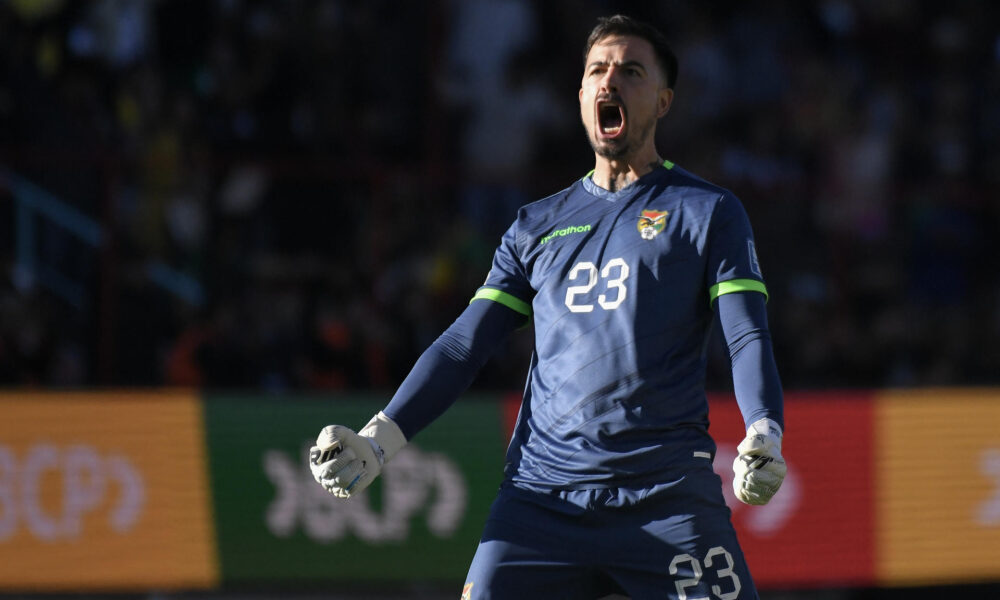 Guillermo Viscarra Bruckner de Bolivia celebra un gol en un partido de las eliminatorias sudamericanas para Mundial de 2026. EFE/ Jorge Abrego