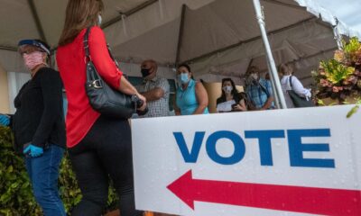 Unas personas hacen fila para votar en la sede del Departamento de Elecciones del Condado de Miami-Dade en El Doral, ciudad aledaña a Miami, Florida. Archivo. EFE/Giorgio Viera