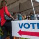 Unas personas hacen fila para votar en la sede del Departamento de Elecciones del Condado de Miami-Dade en El Doral, ciudad aledaña a Miami, Florida. Archivo. EFE/Giorgio Viera