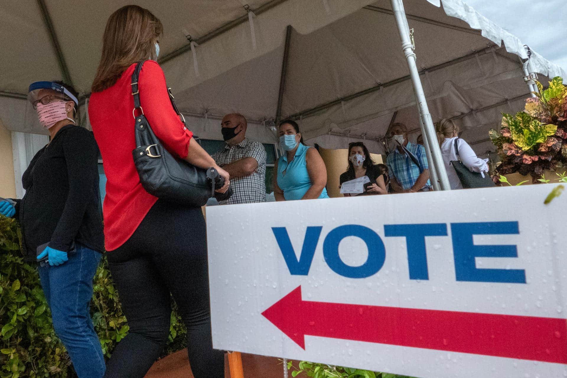 Unas personas hacen fila para votar en la sede del Departamento de Elecciones del Condado de Miami-Dade en El Doral, ciudad aledaña a Miami, Florida. Archivo. EFE/Giorgio Viera