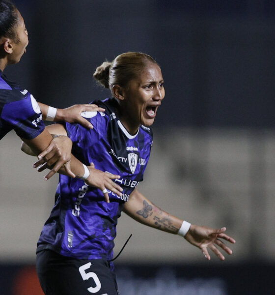 La central ecuatoriana Analiz Zambrano celebra el gol con el que Independiente del Valle empató 1-1 este v viernes con Ferroviaria en la primera jornada del Grupo C de la Copa Libertadores femenina en el estadio Arsenio Erico de Asunción EFE/ Juan Pablo Pino