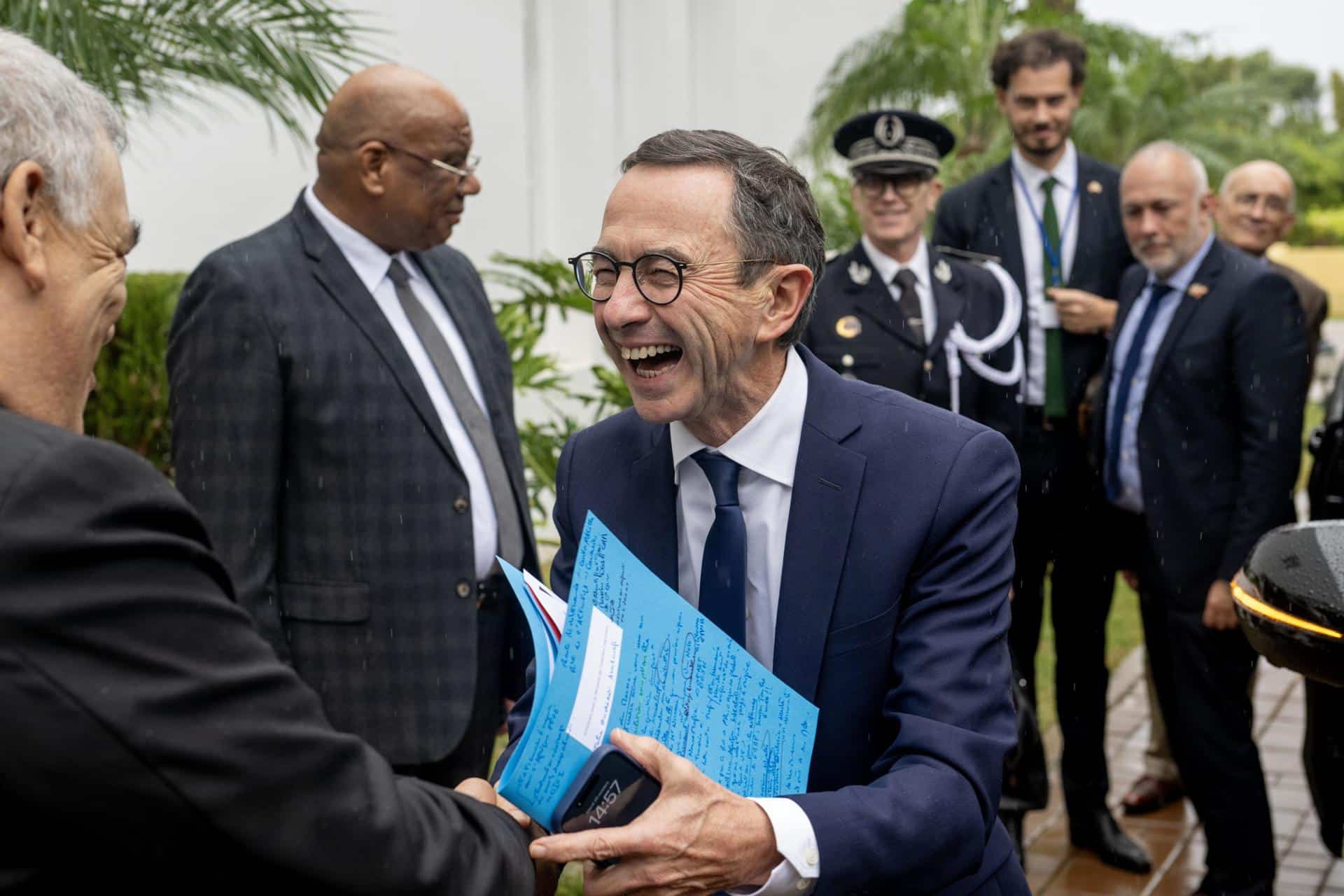 El ministro del Interior marroquí, Abdelouafi Laftit (izq.), recibe al ministro del Interior francés, Bruno Retailleau (centro), para su reunión en Rabat, Marruecos, el 29 de octubre de 2024. (Francia, Marruecos) EFE/EPA/JALAL MORCHIDI