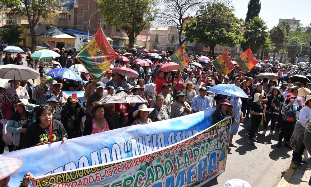 Comerciantes de distintos sectores del mercado protestan en contra de los bloqueos de carreteras y el alza de los precios este jueves, en Cochabamba (Bolivia). EFE/Jorge Ábrego