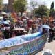 Comerciantes de distintos sectores del mercado protestan en contra de los bloqueos de carreteras y el alza de los precios este jueves, en Cochabamba (Bolivia). EFE/Jorge Ábrego