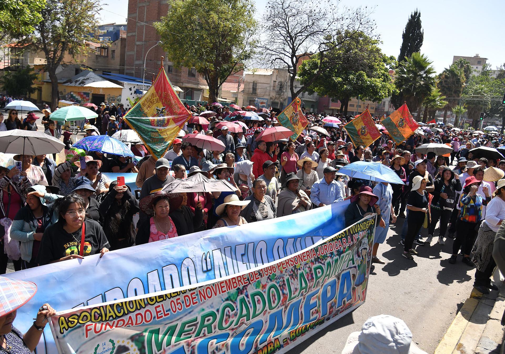 Comerciantes de distintos sectores del mercado protestan en contra de los bloqueos de carreteras y el alza de los precios este jueves, en Cochabamba (Bolivia). EFE/Jorge Ábrego