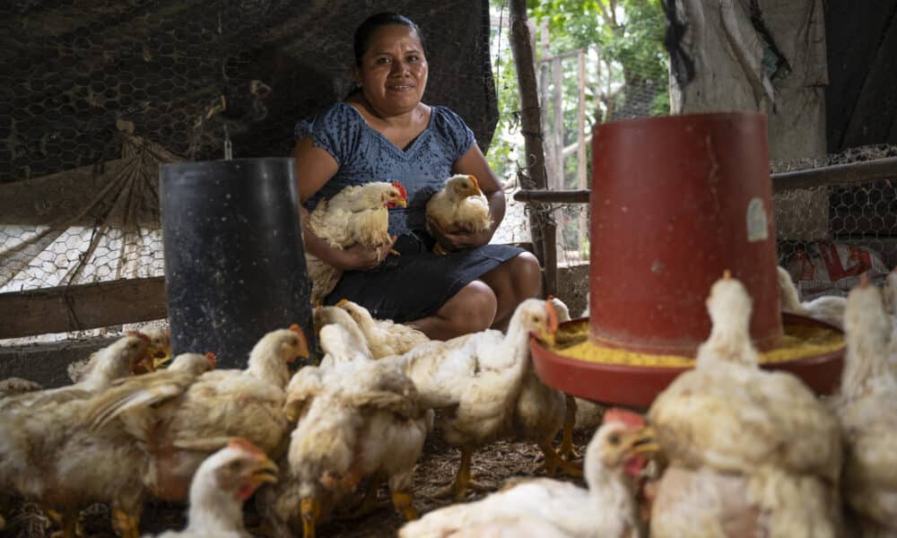 Fotografía cedida por Carlos Zaparolli de la lideresa del proyecto Acción Temprana Comunitaria en Centroamérica (ATECA) de Oxfam Rubí Hernández, en la Aldea Tierra Blanca del Municipio de Jocotán, Departamento de Chiquimula (Guatemala). EFE/ Carlos Zaparolli