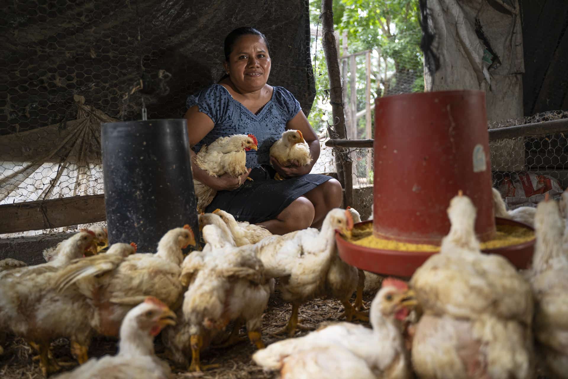 Fotografía cedida por Carlos Zaparolli de la lideresa del proyecto Acción Temprana Comunitaria en Centroamérica (ATECA) de Oxfam Rubí Hernández, en la Aldea Tierra Blanca del Municipio de Jocotán, Departamento de Chiquimula (Guatemala). EFE/ Carlos Zaparolli