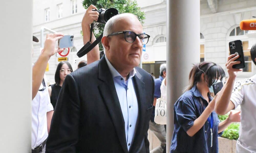 Singapore (Singapore), 03/10/2024.- Singapore's former Minister of Transport S. Iswaran arrives for his trial at the Supreme Court in Singapore, 03 October 2024. Iswaran awaits sentencing after pleading guilty to five charges, including four counts of accepting gifts as a public servant and one count of obstructing justice. (Singapur, Singapur) EFE/EPA/SIMON LIM