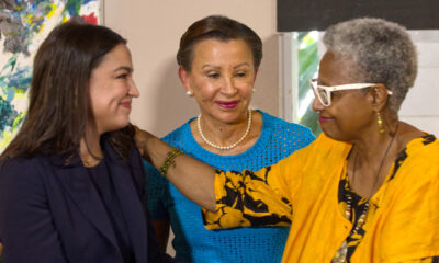 Las congresistas demócratas de Nueva York, Alexandria Ocasio-Cortez (i) y Nydia M. Velázquez (c) hablan con la candidata para comisionada residente en Washington por el Movimiento Victoria Ciudadana (MVC), Ana Irma Rivera Lassén durante una rueda de prensa este miércoles, en San Juan (Puerto Rico). EFE/ Thais Llora