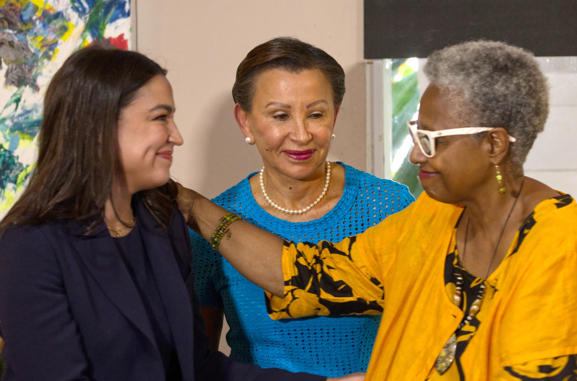 Las congresistas demócratas de Nueva York, Alexandria Ocasio-Cortez (i) y Nydia M. Velázquez (c) hablan con la candidata para comisionada residente en Washington por el Movimiento Victoria Ciudadana (MVC), Ana Irma Rivera Lassén durante una rueda de prensa este miércoles, en San Juan (Puerto Rico). EFE/ Thais Llora