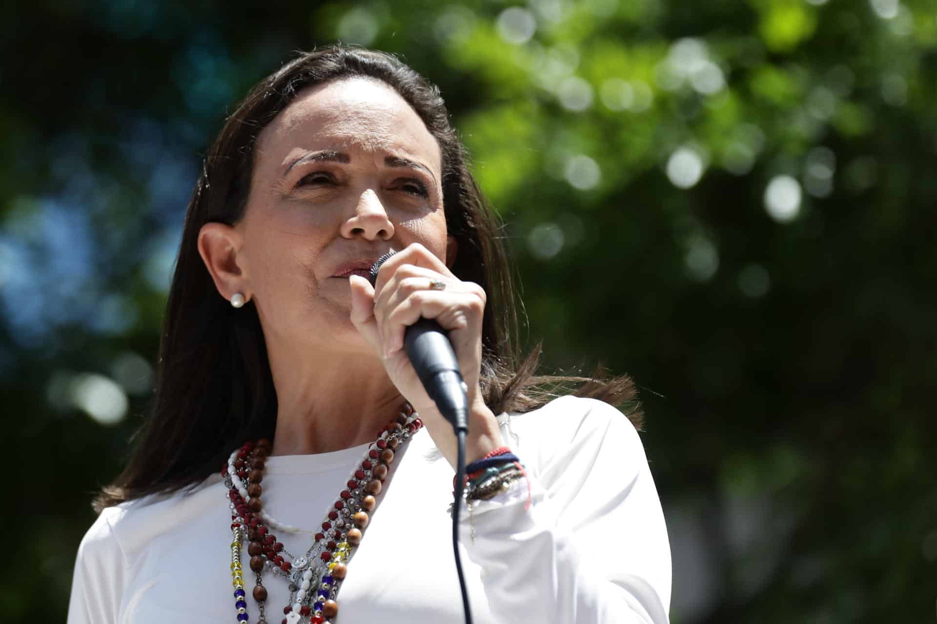 Fotografía de archivo del 28 de agosto de 2024 de la líder opositora venezolana, María Corina Machado, pronuncia un discurso ante seguidores en una manifestación en Caracas (Venezuela). EFE/ Ronald Peña