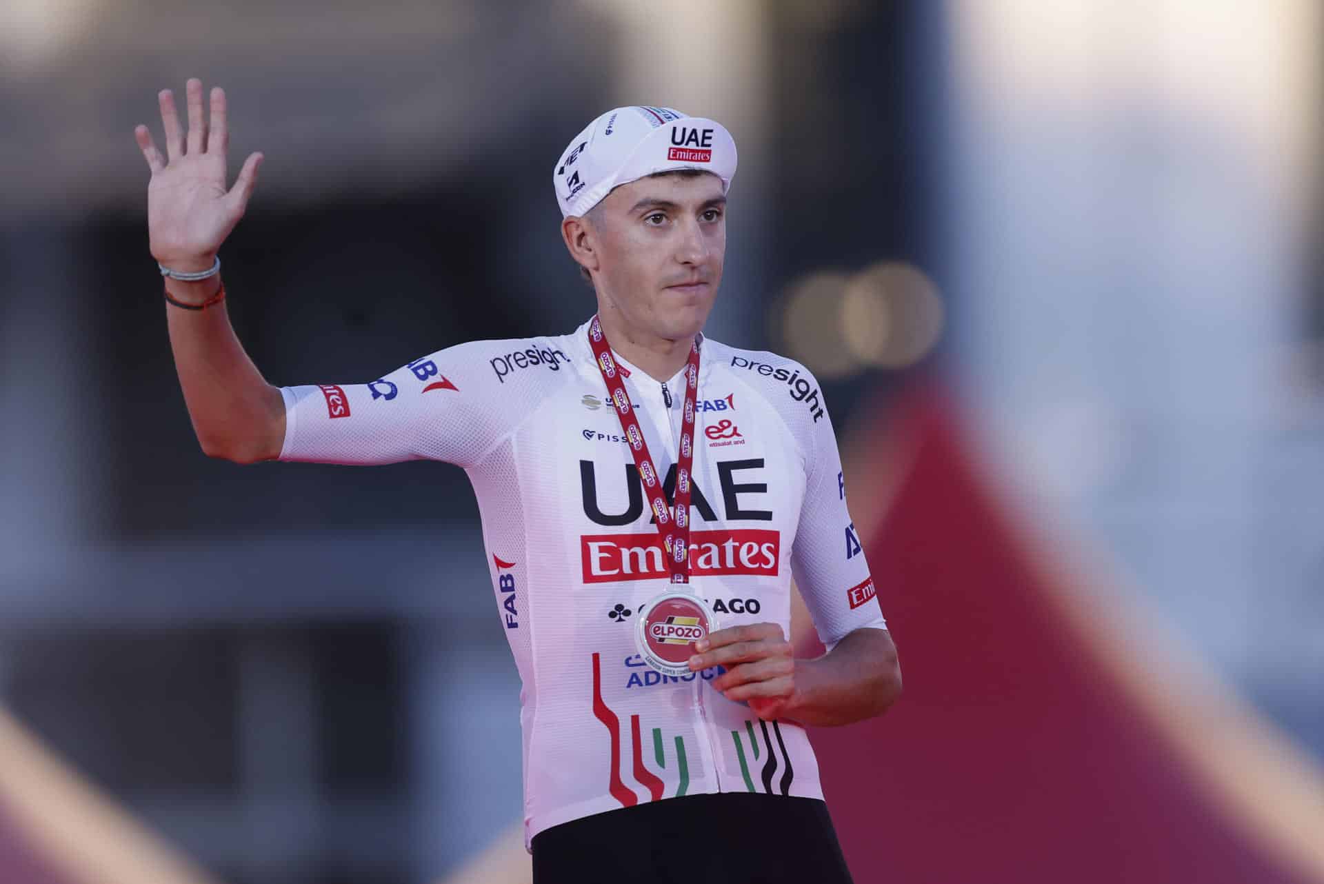 El ciclista Marc Soler del UAE Emirates, en el podio como ciclista más combativo de La Vuelta a España 2024. EFE/Javier Lizón/Archivo