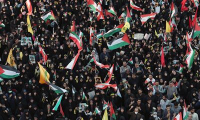 Iraníes sostienen fotos del líder de Hezbolá, Hassan Nasrallah, durante una protesta anti-israelí en la Plaza de Palestina, este lunes 30 de septiembre de 2024 en Teherán (Irán). EFE/EPA/Abedin Taherkenareh