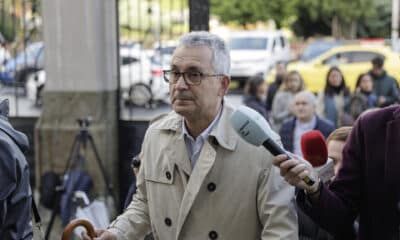 El brasileño Maxsoud Luiz, antes de entrar este lunes al juicio por la muerte de su hijo Samuel de una paliza en la ciudad española de La Coruña en 2021. EFE/ Cabalar