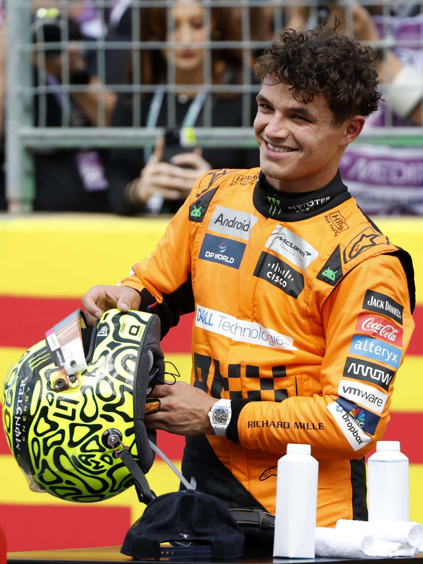 El tercer clasificado, Lando Norris de Reino Unido para el Team McLaren en la pista después de la carrera Sprint en Austin, TX, EE.UU. EFE/EPA/JOHN MABANGLO