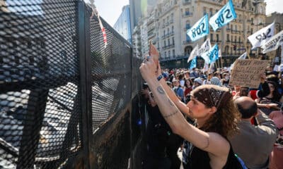 Una mujer muestra un letrero durante una manifestación estudiantil en Buenos Aires (Argentina). EFE/ Juan Ignacio Roncoroni